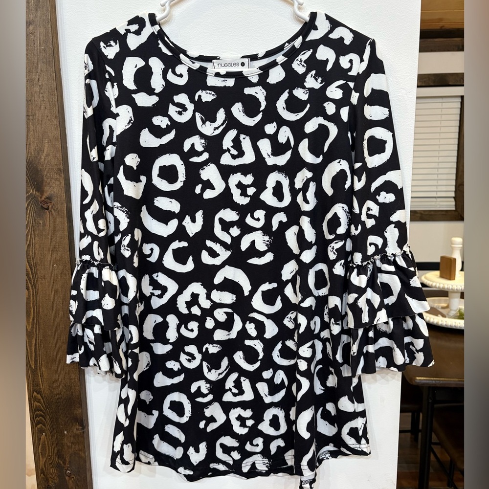 Chic Black and White Patterned Women's Blouse